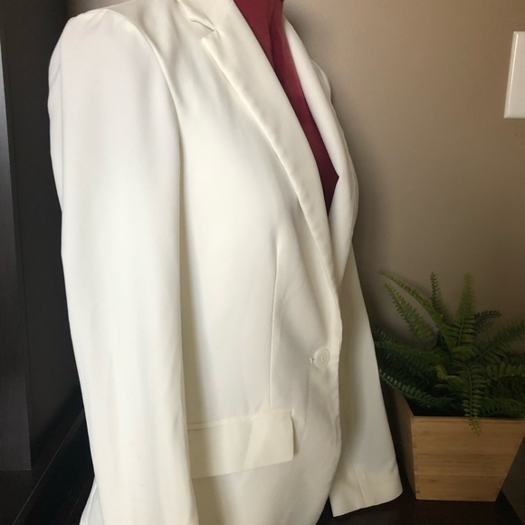 Soft white professional blazer. Great for office. Great price. - Picture 4 of 7